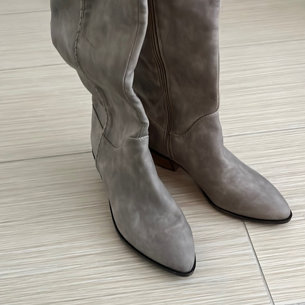 XOXO Taupe/Gray Faux Suede Knee High Boots SZ 6 1/2, but Fit more like a 6.